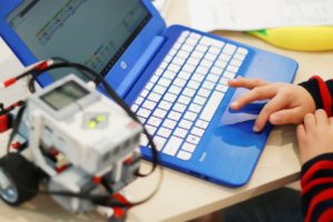パソコンとロボットの写真です